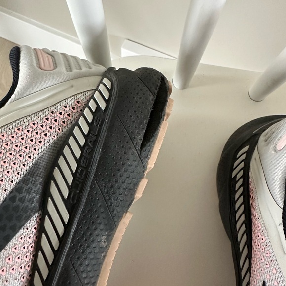 Brooks Adrenaline GT22 - Picture 2 of 8